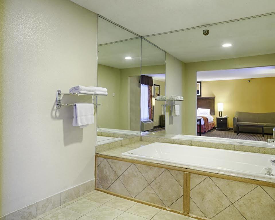 Quality Inn & Suites Quantico Stafford Εξωτερικό φωτογραφία